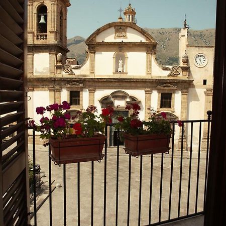 Bnb Donnalaura Carini Exterior photo