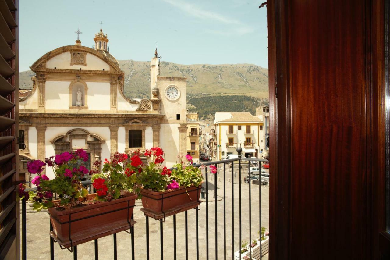 Bnb Donnalaura Carini Exterior photo