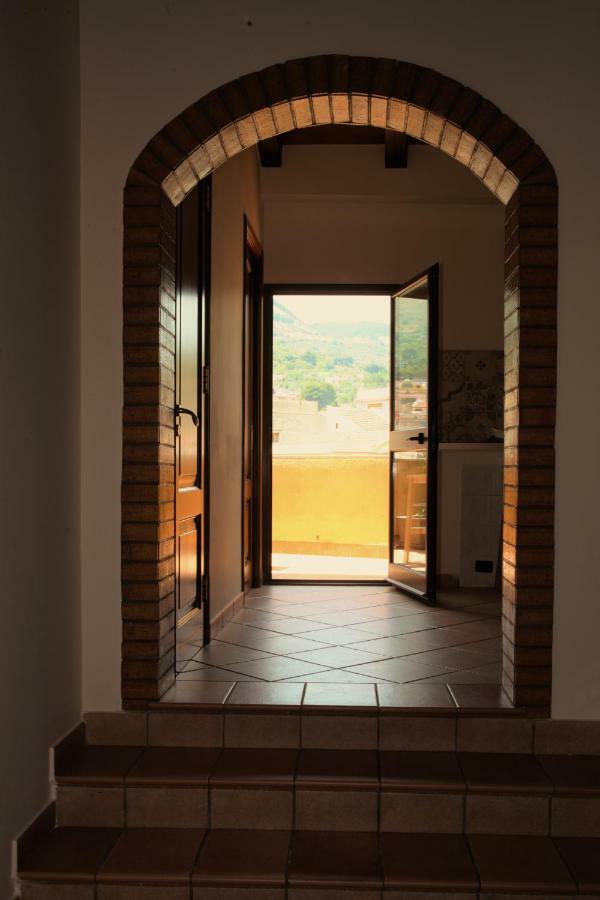 Bnb Donnalaura Carini Exterior photo