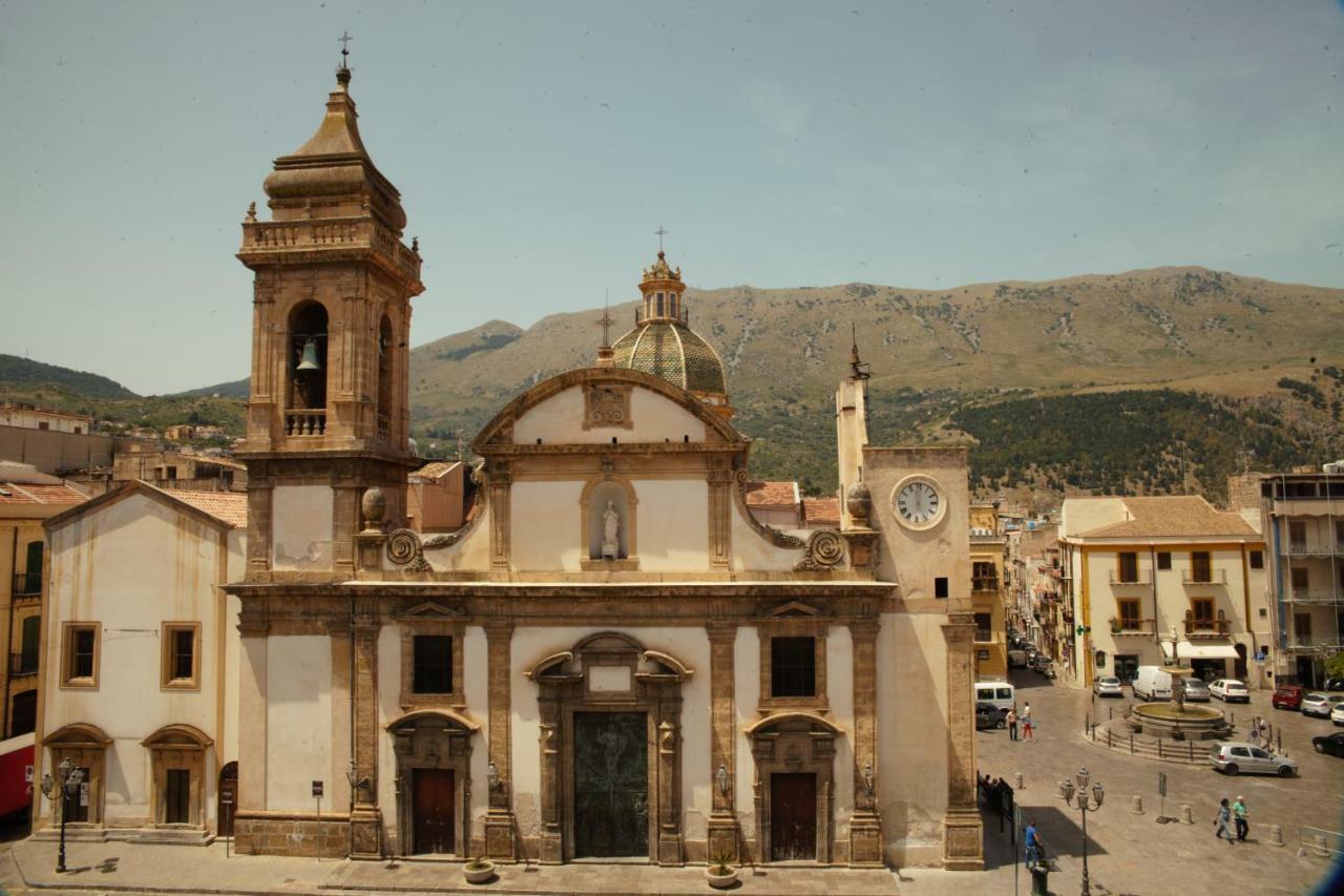 Bnb Donnalaura Carini Exterior photo